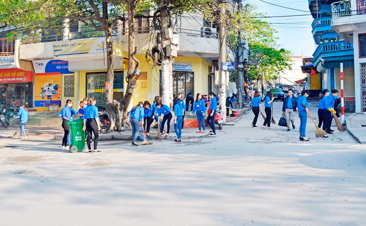 Hưởng ứng “Ngày chủ nhật xanh”, ĐVTN Trường Tiểu học Lý Thường Kiệt (TP Hạ Long) dọn dẹp vệ sinh môi trường tuyến đường gần trường học.