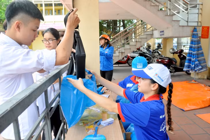 TNTN tổ chức các điểm trông giữ đồ miễn phí cho các thí sinh, đồng thời liên tục tuyên truyền, nhắc nhở thí sinh không được mang điện thoại, tài liệu vào phòng thi.