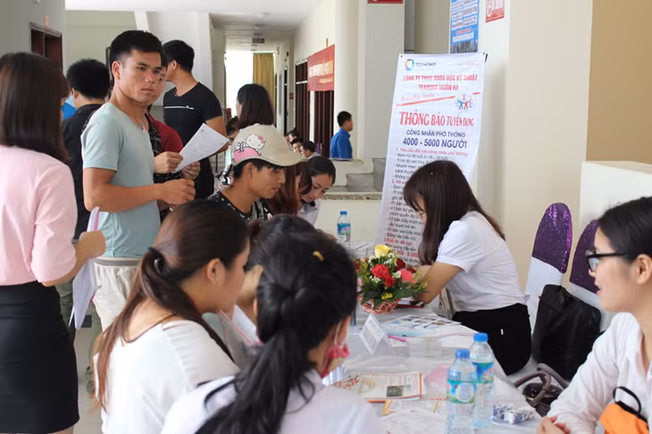 Người lao động tới tìm hiểu cơ hội việc làm từ các nhà tuyển dụng.