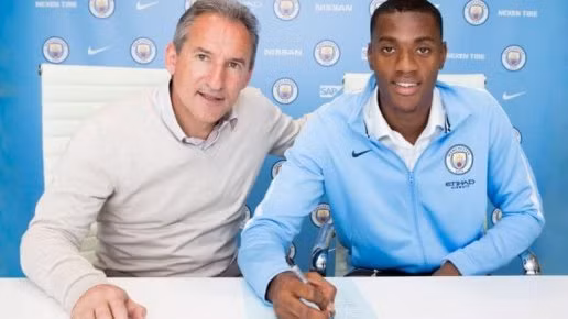  Tosin ký hợp đồng gia hạn cùng Man City.