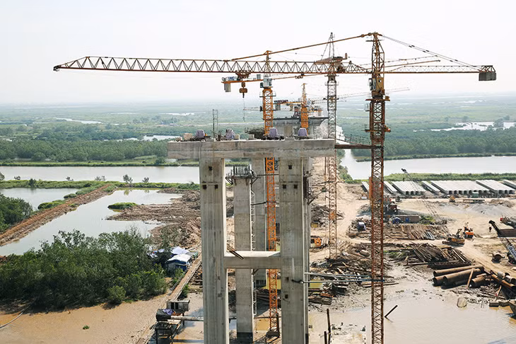Thi công gói thầu cầu dẫn cầu Bạch Đằng phía bờ Quảng Ninh. Ảnh: Đỗ Phương