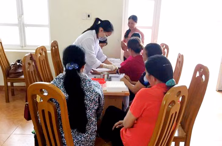 Nhân viên Trung tâm Phòng, chống HIV/AIDS tỉnh thực hiện xét nghiệm máu tại xã Lương Mông (huyện Ba Chẽ).