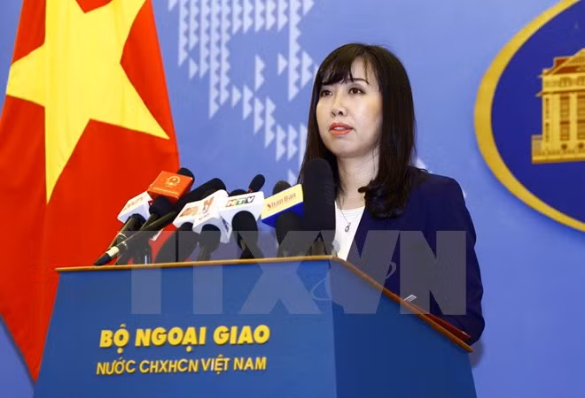 Người phát ngôn Bộ Ngoại giao Lê Thị Thu Hằng phát biểu tại buổi họp báo. (Ảnh: An Đăng/TTXVN)