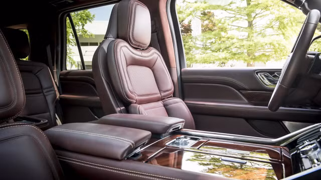 Có thể thấy điều đó qua ghế bọc da màu đỏ mận Mahogany Red Venetian đục lỗ hình quả trám và những chi tiết ốp gỗ sang trọng.