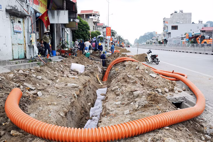 Công tác hạ ngầm, đấu nối đường điện, một số vị trí vẫn đang được đào bới, đất đá tràn, rơi xuống cống.
