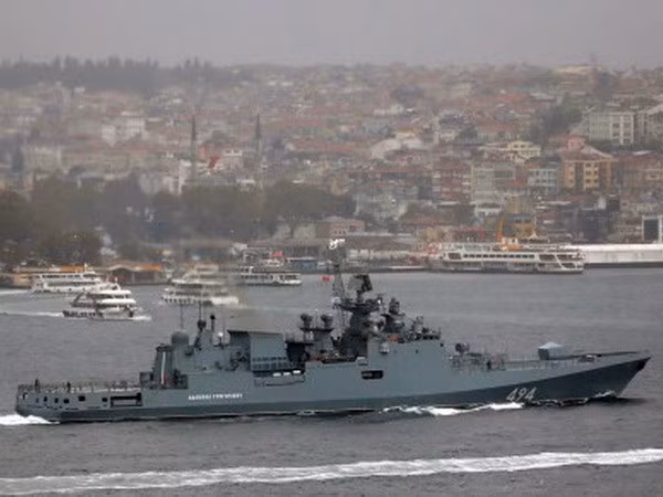 Tàu chiến Nga ở eo biển Bosphorus. (Nguồn: Reuters)