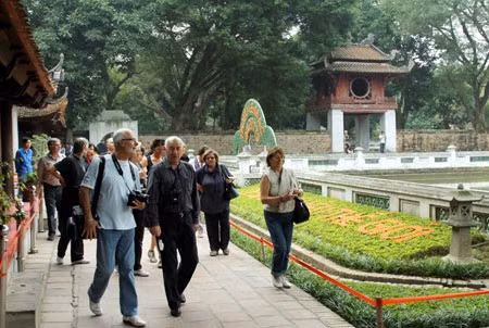 Du khách tham quan ở Hà Nội. Ảnh minh họa