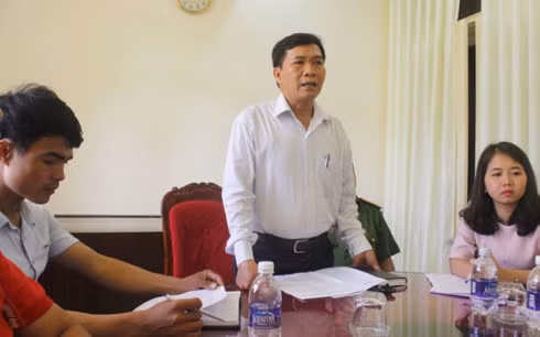 Phó Chủ tịch UBND TP Hội An Nguyễn Văn Sơn thông tin về vụ việc cán bộ đánh người bán chè. (Ảnh: Tuổi Trẻ).