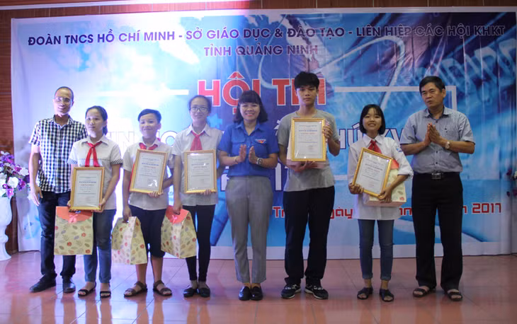 Ban Tổ chức trao 4 giải nhất cá nhân cho các thi sinh đại diện 4 bảng thi.