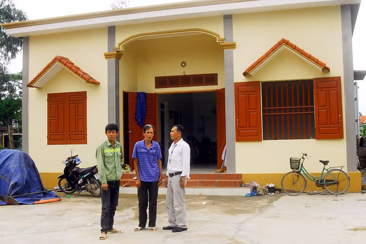 Cán bộ MTTQ xã Tiền An, TX Quảng Yên (bên phải) thăm hỏi cuộc sống của gia đình ông Bùi Văn Chinh (thôn Bãi Bốn, xã Tiền An).