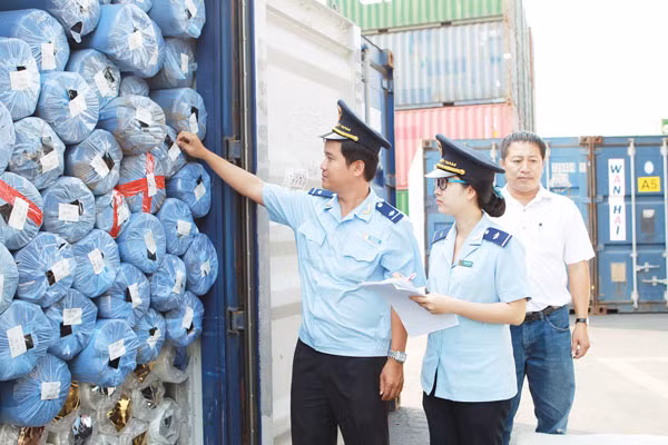 Hải quan cảng Sài Gòn khu vực 1 kiểm tra hàng hóa cho DN. Ảnh: Báo Hải quan