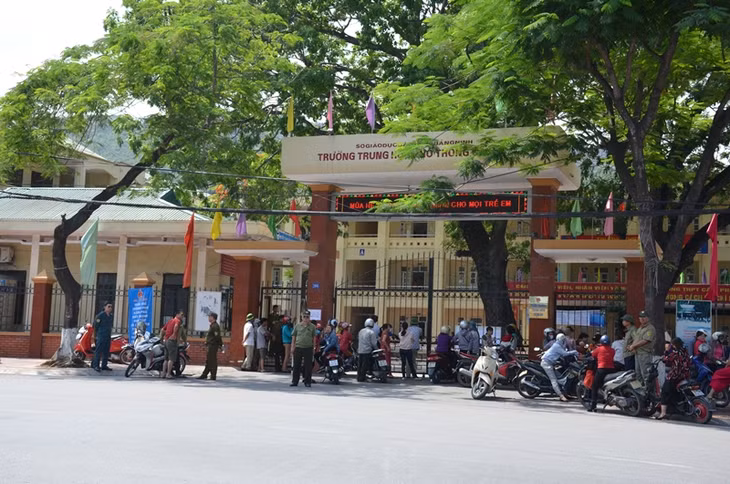 Rất đông phụ huynh đến sớm để chờ con mình rời phòng thi. Ảnh chụp tại HĐT THPT Cẩm Phả