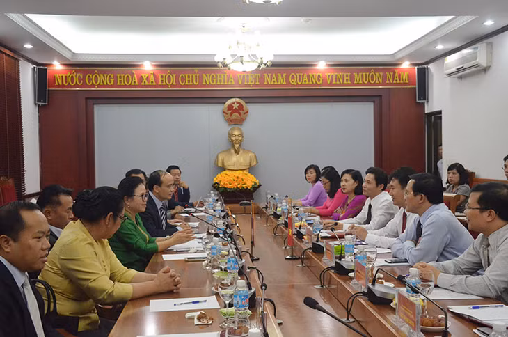 Quang cảnh buổi làm việc.
