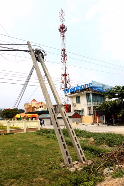 Cột điện nghiêng mình ngay bên quốc lộ, đoạn qua địa phận xã Hồng Thái Tây (TX Đông Triều).