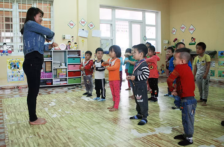 Cô giáo Hoàng Thị Yến, giáo viên hợp đồng tại Trường Mầm non Sơn Dương, xã Sơn Dương, huyện Hoành Bồ trong giờ lên lớp. Ảnh: Nguyễn Dung