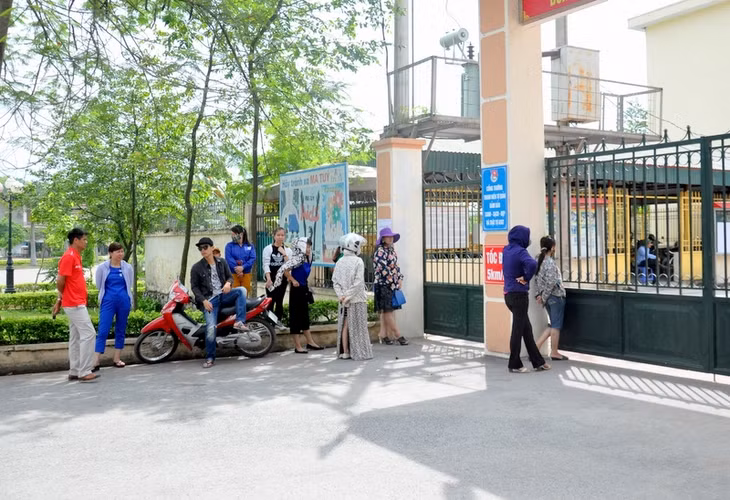 Khá nhiều phụ huynh đến sớm đón con sau khi thi. Ảnh chụp điểm thi THPT Hoành Bồ