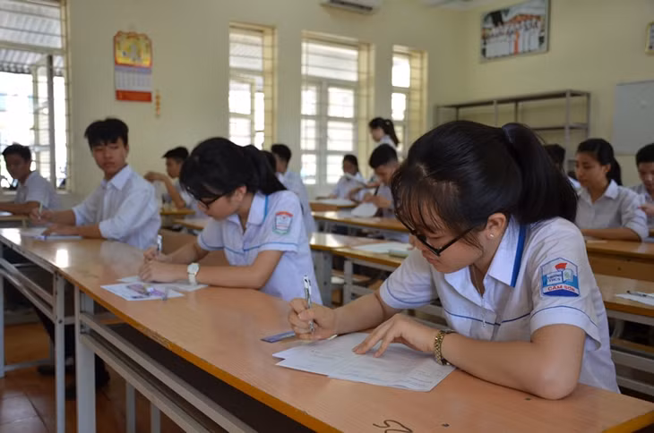 Các thí sinh HĐT THPT Cẩm Phả điền thông tin vào giấy thi