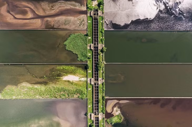 Bể chứa trầm tích tại một xưởng sắt ở Ba Lan chụp từ trên cao. Nguồn: NatGeo)
