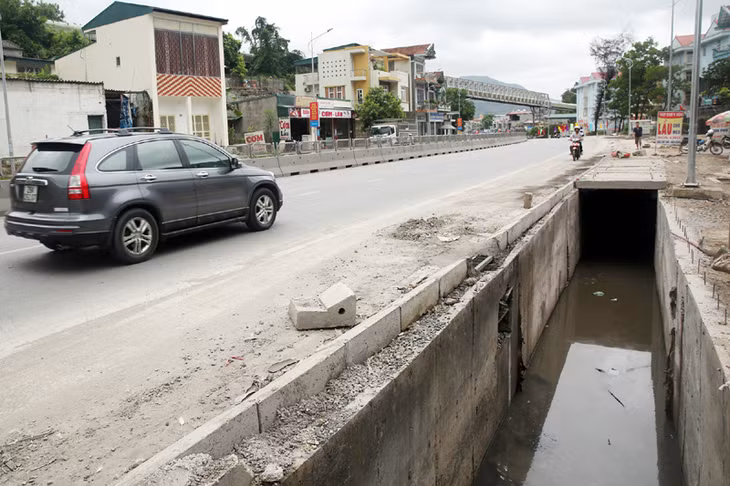 Trên nhiều đoạn đường, hệ thống cống, rãnh dọc chưa có nắp đậy.