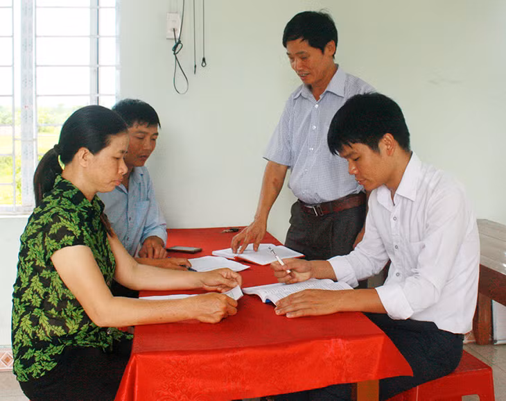 Đồng chí Trần Vũ Tuyến (người đứng), Phó Bí thư Thường trực Đảng uỷ xã Quảng Minh định hướng cho Ban Chi uỷ Chi bộ thôn 4 đưa nội dung Nghị quyết Trung ương 4 (khoá XII) vào sinh hoạt chuyên đề tại Chi bộ.