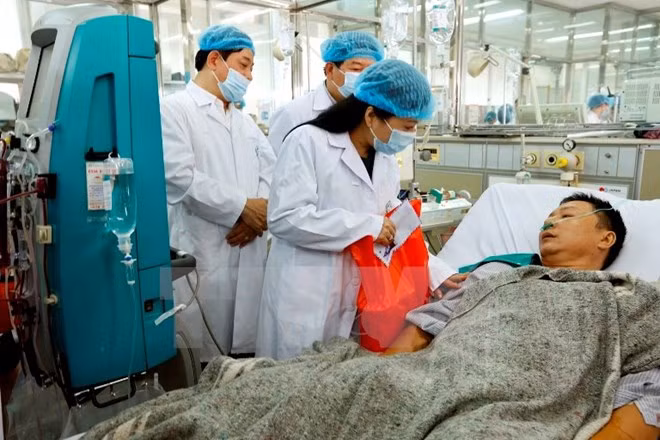 Bộ trưởng Bộ Y tế đến thăm, tặng quà động viên các bệnh nhân được chuyển về điều trị tại Bệnh viện Bạch Mai. (Ảnh: Dương Ngọc/TTXVN)