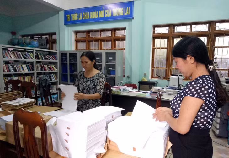 Cán bộ làm thi tại Điểm thi THPT Tiên Yên, kiểm tra tài liệu cho kỳ thi THPT Quốc gia năm 2017. Ảnh: XUÂN THAO (CTV)