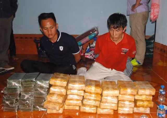 Hai đối tượng Vàng Vả Mềnh và Giàng Chí Hừ mang quốc tịch Lào và tang vật thu được.