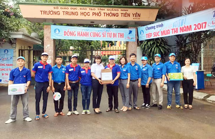 Đồng chí Vũ Thị Diệu Linh, Phó Bí thư Tỉnh Đoàn động viên, tặng quà lực lượng ĐVTN tiếp sức mùa thi tại điểm thi THPT Tiên Yên (huyện Tiên Yên), ngày 23-6. Ảnh: Nhữ Tùng (CTV)