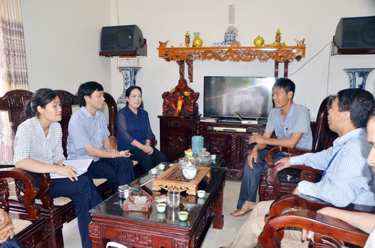 Tổ công tác của Ban Chỉ đạo thực hiện quy chế dân chủ ở cơ sở tỉnh kiểm tra, nắm tình hình về nâng cao chất lượng quản trị và hành chính công tại xã Quảng Nghĩa, TP Móng Cái. Ảnh: Hữu Việt