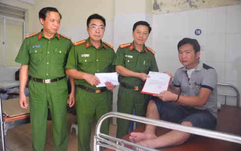 Đại tá Vũ Văn Đông (thứ 2 từ phải qua) - Phó Cục trưởng Cục Chính trị Cảnh sát trao quyết định khen thưởng của Tổng cục Cảnh sát cho Đại úy Lường Quang Học tại Bệnh viên 198, Bộ Công an
