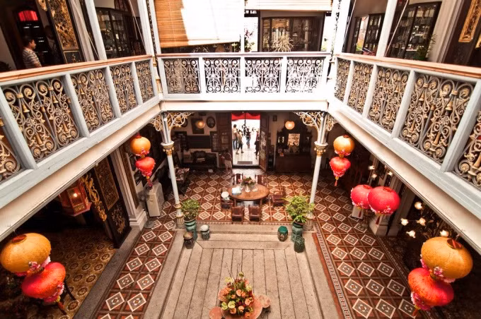 Penang từng là thuộc địa của Anh và được kiểm soát chặt chẽ, nên ngày nay nơi đây còn lưu giữ nhiều di sản kiến trúc quý giá. Bạn có thể đến ngôi nhà cổ Pinang Peranakan Mansion - ngôi nhà tiêu biểu của người Peranakan. Ngôi nhà mang đậm kiến trúc Trung Hoa với bốn dãy nhà khép kín tạo thành hình vuông, ở giữa là khoảng không lớn làm giếng trời.