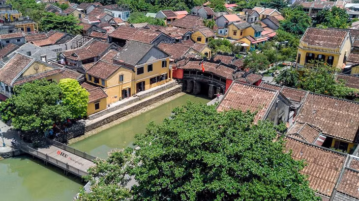 Người Hội An rất nhẹ nhàng, ăn không nhanh, nói không to và đi không vội. Họ chậm rãi, ôn hòa nhưng nhiệt tình và hiếu khách. Nụ cười là điều không hề xa lạ đối với mảnh đất này.