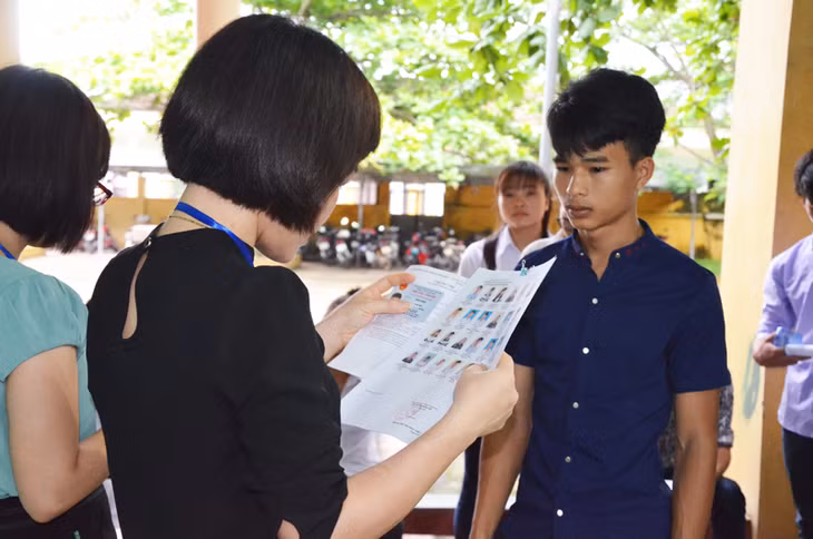 Giám thị điểm thi THPT Tiên Yên kiểm tra thẻ dự thi của thí sinh trước khi bước vào phòng thi