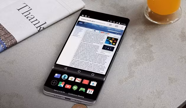 Một hình ảnh render LG V30 với màn hình phụ nằm dưới lớp cơ trượt độc đáo.