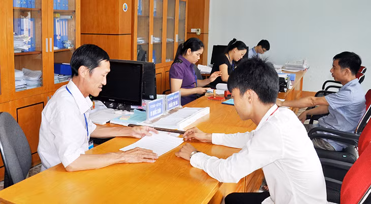Cán bộ Bộ phận tiếp nhận và trả kết quả tại xã Vô Ngại, giải quyết thủ tục hành chính cho người dân.