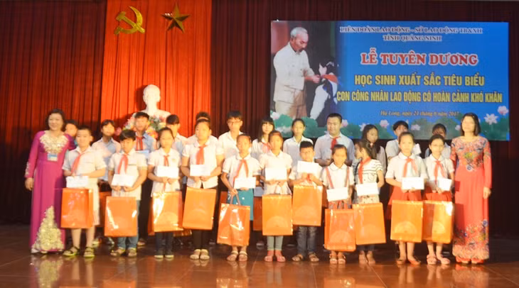 Lãnh đạo LĐLĐ tỉnh và Sở Lao động TB&XH tỉnh trao quà cho các em học sinh con em CNLĐ có hoàn cảnh khó khăn có thành tích xuất sắc trong học tập.