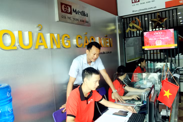 Nguyễn Trung Kiên (đứng) cùng cộng sự tại Công ty CP Truyền thông G9 Media.