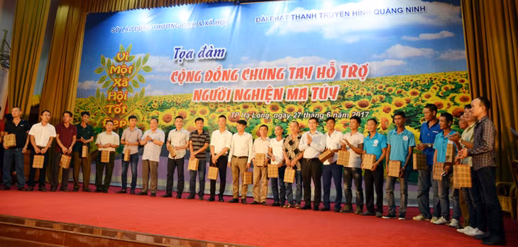 Những người cai nghiện thành công và các tổ chức, cá nhân tiêu biểu giúp đỡ người nghiện thành công trên địa bàn tỉnh được tuyên dương tại buổi toạ đàm.