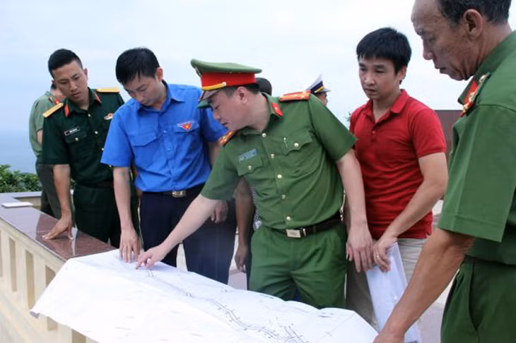 Lãnh đạo Tỉnh Đoàn cùng lực lượng vũ trang nghiên cứu phương án xây dựng đường dẫn lên Cột cờ đảo Trần. Ảnh: Bá Trinh (CTV)