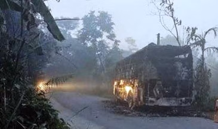 Chiếc xe khách bị cháy hoàn toàn. Ảnh: ND