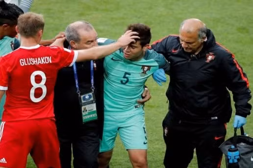  Raphael Guerreiro bị gãy chân và phải nghỉ 3 tháng.
