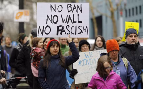 Những người biểu tình phản đối sắc lệnh cấm nhập cư của Tổng thống Donald Trump. (Ảnh: Reuters)