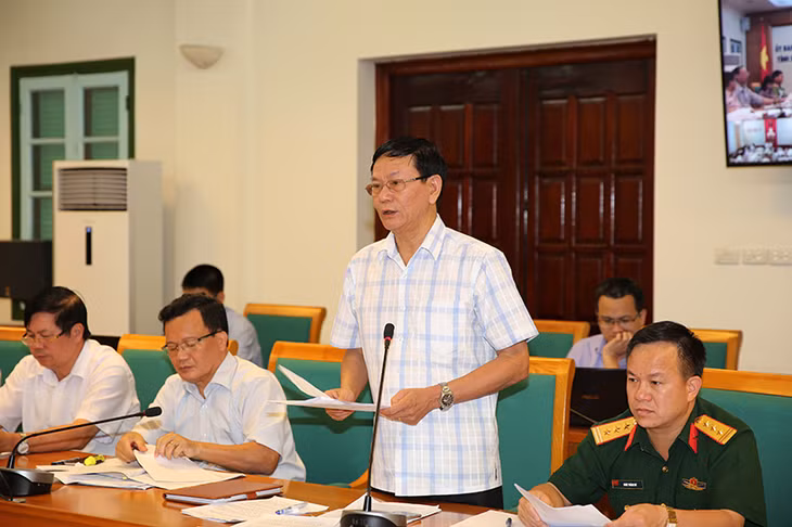 Đồng chí Nguyễn Mạnh Cường, Giám đốc Sở Xây dựng báo cáo công tác kiểm soát vật liệu đầu vào cho các công trình trên địa bàn tỉnh, công tác quản lý đô thị tại các địa phương.
