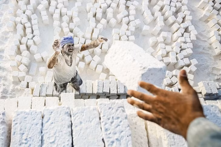 Một công nhân làm việc tại mỏ đá vôi ở thành phố Minya, Ai Cập. (Nguồn: NatGeo)