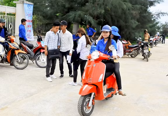 Lực lượng TNTN còn tổ chức các tổ xe miễn phí túc trực tại các điểm thi, hỗ trợ đưa đón thí sinh nhà xa hoặc sẵn sàng trợ giúp thí sinh khi xảy ra sự cố...