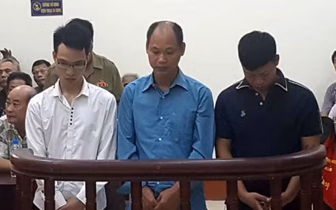 Bị cáo Nhu (ở giữa) và ăn năn hối hận về hành vi mình gây ra với ông Vin