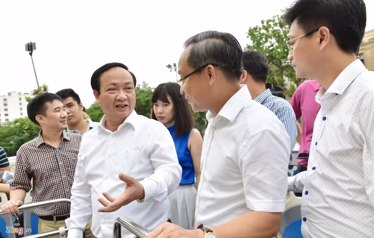 Phó chủ tịch UBND TP Hà Nội Nguyễn Thế Hùng và các cán bộ lên xe tham quan.