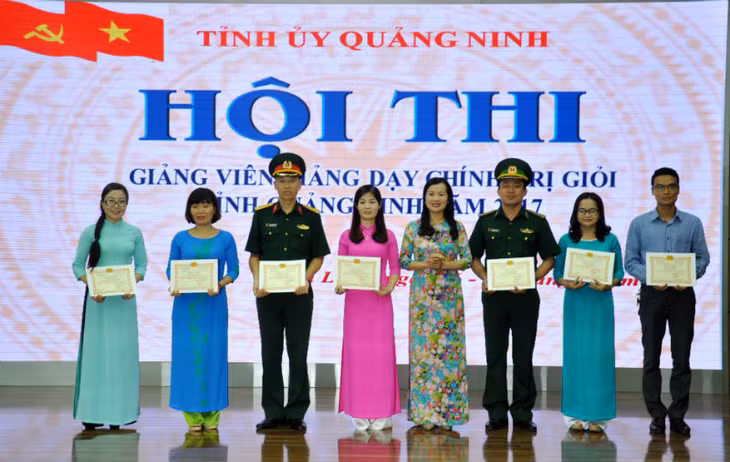 Lãnh đạo Trường Đào tạo cán bộ Nguyễn Văn Cừ trao giấy chứng nhận cho 7 giảng viên đạt kết quả xuất sắc