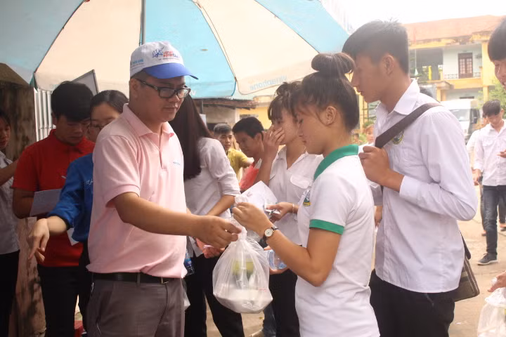 Lực lượng đoàn viên thanh niên hỗ trợ thí sinh đi thi. Ảnh chụp tại điểm thi THPT Bình Liêu