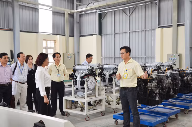 Đồng chí Vũ Thị Thu Thủy, Phó Chủ tịch UBND tỉnh kiểm tra cơ sở vật chất của trường CĐ nghề Việt - Hàn Quảng Ninh